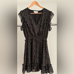 Blouson style dress with light ruffle on the sleeves and bottom & snapped front